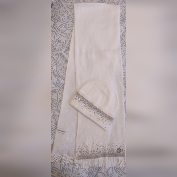 Calvin Klein Ladies White Hat/Scarf Gift Set, Fringe, Sequins, Metal CK Rings - Picture 4 of 13